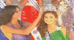 Miss France 2010 : Malika Ménard Chloé Mortaud (à gauche) - Miss France 2009 - remet la couronne à Malika Ménard, Miss France 2010 (à droite) - © Déc. 2009 - TF1