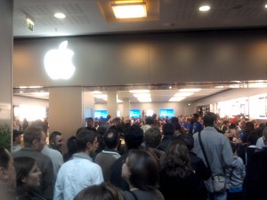 Foule Apple Store Vélizy 2 - Photo: geekinside.eu